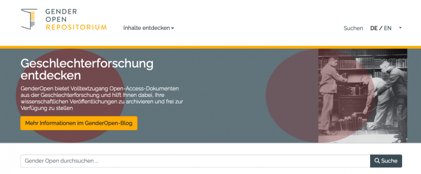 Screenshot der Startseite des Fachrepositoriums GenderOpen. Oben links ist das Logo „Gender Open Repositorium“ zu sehen. Im Zentrum steht eine große Fläche mit dem Text „Geschlechterforschung entdecken“ und einer kurzen Beschreibung des Angebots von GenderOpen. Darunter befindet sich ein gelber Button mit der Aufschrift „Mehr Informationen im GenderOpen-Blog“. Rechts im Bild ist ein schwarz-weißes historisches Foto von drei Personen zu sehen, die Bücher abstauben und in ein Regal einordnen.